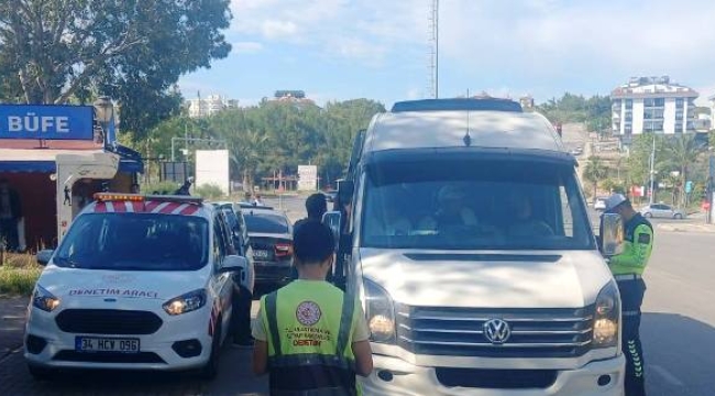 Alanya'da izinsiz yolcu taşıyan araçlar jandarmadan kaçamadı 