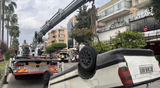 Alanya'da kamyonet önce otomobile çarptı, ardından takla attı: 1 yaralı