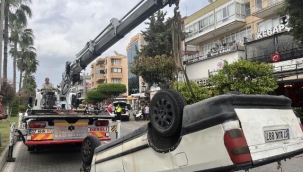 Alanya'da kamyonet önce otomobile çarptı, ardından takla attı: 1 yaralı