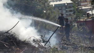 Alanya'da makilik alandaki yangın ormana sıçramadan söndürüldü