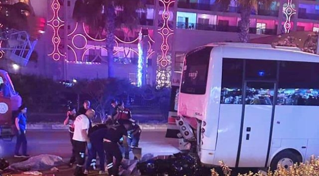 Alanya'da motosiklet park halindeki midibüse çarptı: 2 ölü