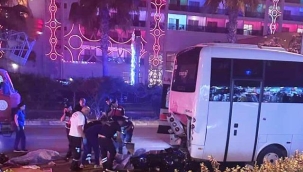Alanya'da motosiklet park halindeki midibüse çarptı: 2 ölü