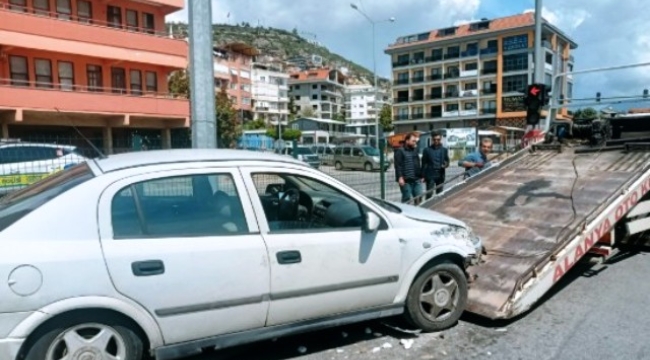 Alanya'da refüje çarpan otomobil, aydınlatma direğine çarparak durabildi
