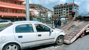 Alanya'da refüje çarpan otomobil, aydınlatma direğine çarparak durabildi