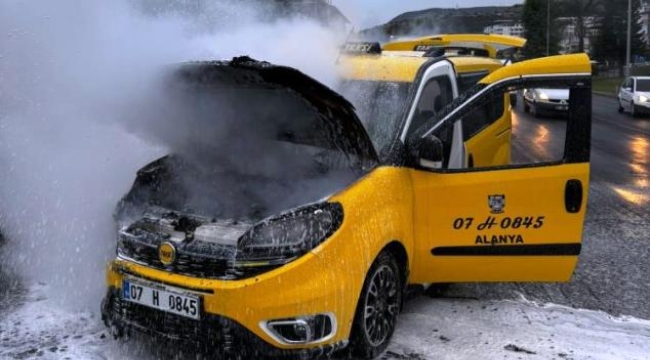 Alanya'da seyir halindeki ticari taksi alev aldı