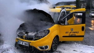 Alanya'da seyir halindeki ticari taksi alev aldı