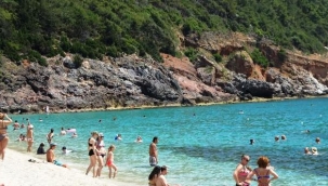 Alanya'da sıcak havayı fırsat bilenler sahile akın etti