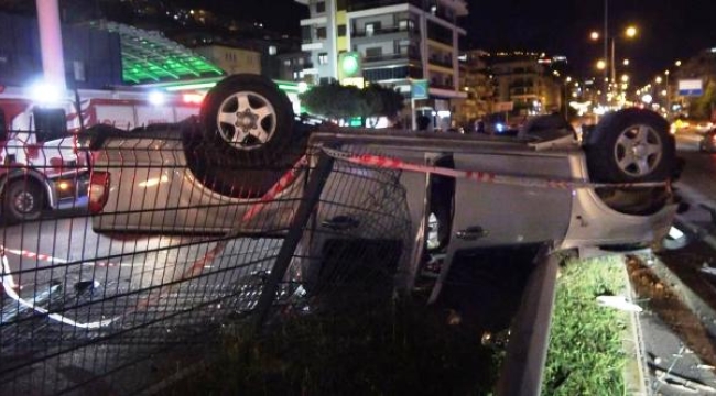 Alanya'da takla atan otomobil hurdaya döndü: 2 yaralı