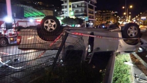 Alanya'da takla atan otomobil hurdaya döndü: 2 yaralı