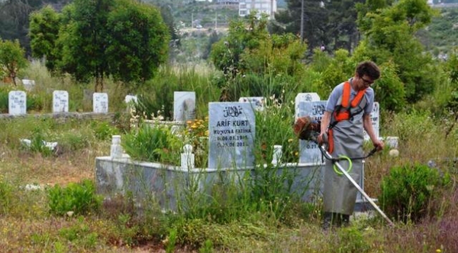 Alanya'daki mezarlıklarda Kurban Bayramı hazırlıkları başladı