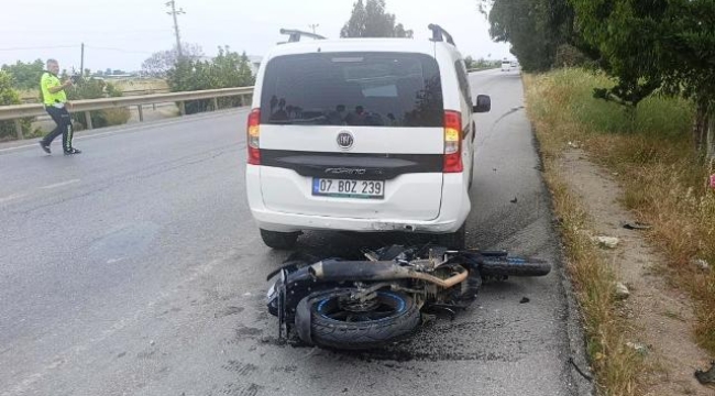 Alanya yolunda duran araca motosiklet çarptı: 1 ağır yaralı