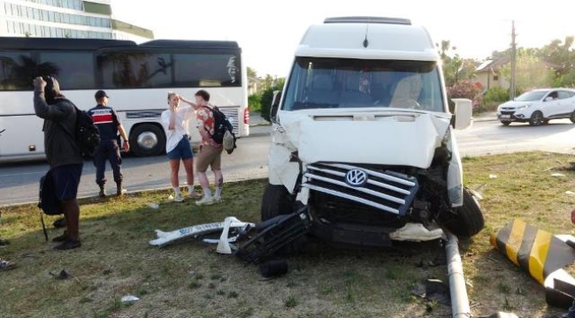 Alanya yolunda hafif ticari araçla tur aracı çarpıştı: 3'ü turist, 4 yaralı