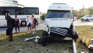 Alanya yolunda hafif ticari araçla tur aracı çarpıştı: 3'ü turist, 4 yaralı