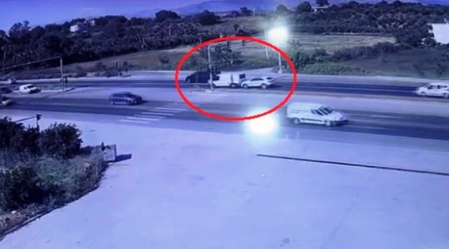 Alanya yolunda kırmızı ışıkta otomobil ile kamyonet çarpıştı: 3 yaralı