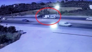 Alanya yolunda kırmızı ışıkta otomobil ile kamyonet çarpıştı: 3 yaralı