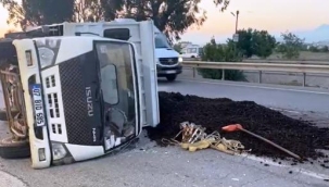 Alanya yolunda lastiği patlayan kamyonet devrildi: 3 yaralı