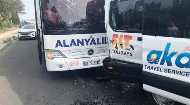 Alanya yolunda yolcu otobüsü ile tur minibüsü çarpıştı: 1'i turist 2 yaralı