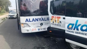 Alanya yolunda yolcu otobüsü ile tur minibüsü çarpıştı: 1'i turist 2 yaralı