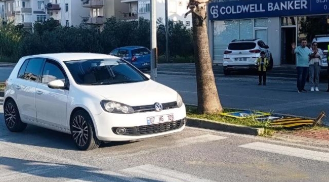 Annesinin elinden yola fırlayan 4 yaşındaki çocuğa otomobil çarptı