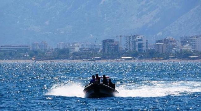 Arızalanan motorbotta mahsur kalan 3 kişiyi deniz polisi kurtardı
