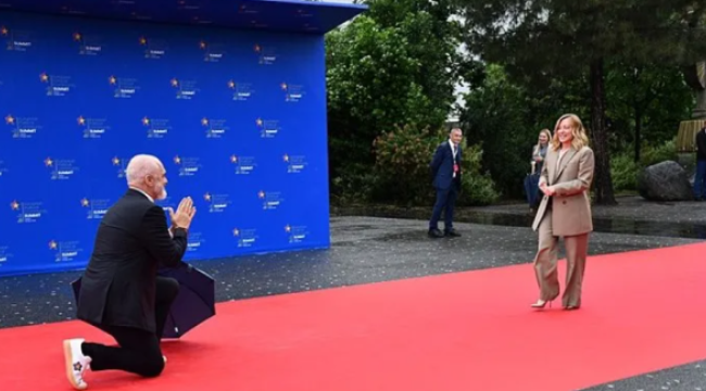 Arnavutluk Başbakanı Rama, İtalya Başbakanı Meloni'yi önünde diz çökerek karşıladı