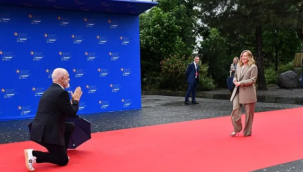 Arnavutluk Başbakanı Rama, İtalya Başbakanı Meloni'yi önünde diz çökerek karşıladı