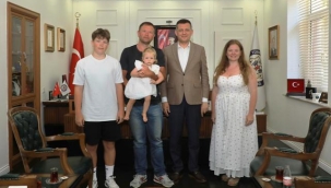 Fatih Ürkmezer saldırıya uğrayan Rus turisti makamında ağırladı