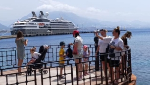 Fransız turistler Alanya'ya denizden geldi