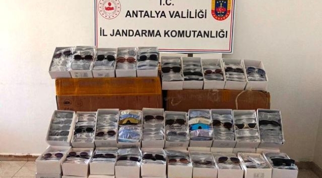 Gazipaşa'da 15 bin adet kaçak güneş gözlüğü ele geçirildi
