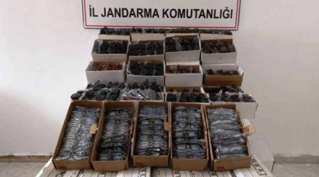 Gazipaşa'da araçta 3 bin kaçak gözlük ele geçirildi