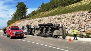 Gazipaşa'da zift yüklü tankeri taşıyan TIR devrildi: 1 yaralı