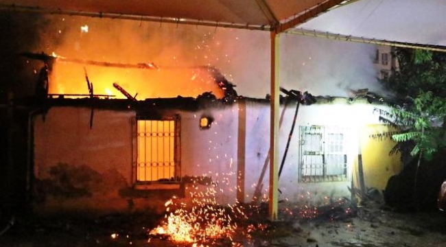 Gecekondu alev alev yandı