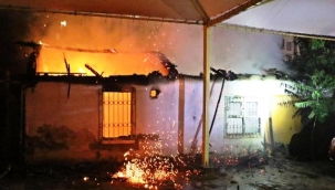 Gecekondu alev alev yandı