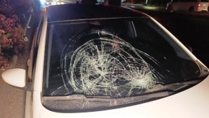 Herkes kırmızı ışıkta dururken emniyet şeridinden geçip yayayı ezdi