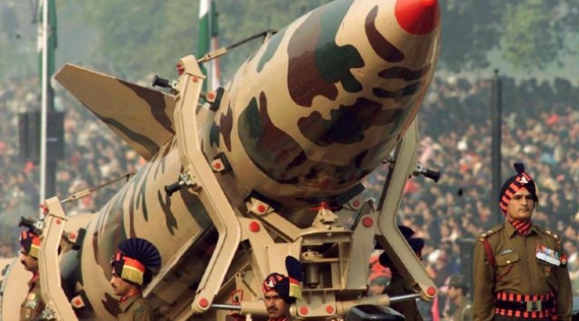 Hindistan ve Pakistan birbirini vurdu: Füzeler peş peşe ateşlendi