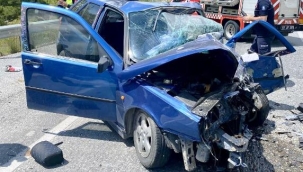 İki araç çarpıştığı kazada 1 kişi öldü, 2 kişi yaralandı