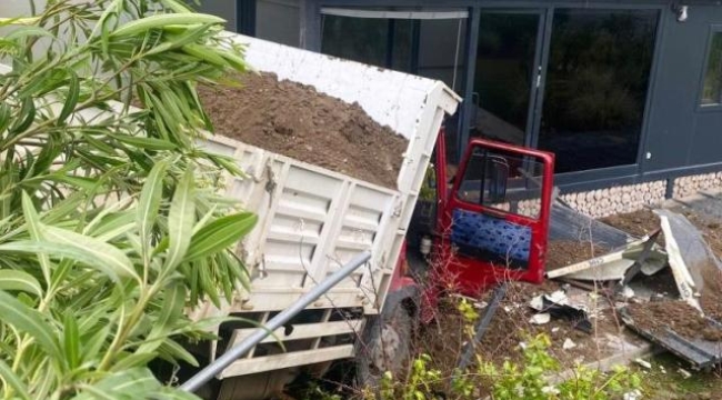 Kamyonet seraya daldı: 1 yaralı