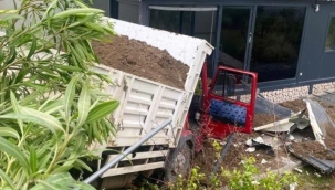 Kamyonet seraya daldı: 1 yaralı