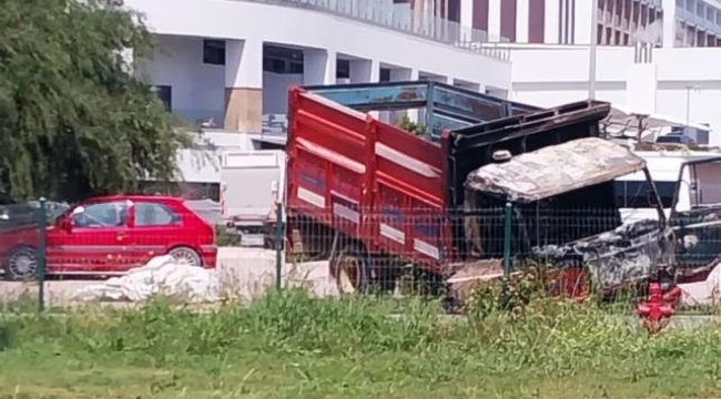 Kamyonette çıkıp çam ağacına sıçrayan yangın söndürüldü