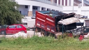 Kamyonette çıkıp çam ağacına sıçrayan yangın söndürüldü