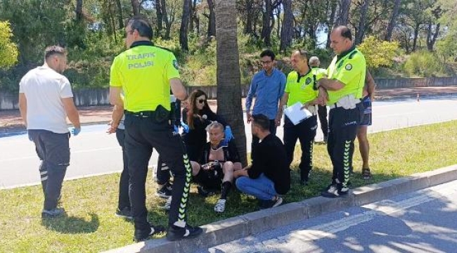 Park halindeki otomobile çarpan bisikletli turist hastanelik oldu