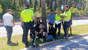 Park halindeki otomobile çarpan bisikletli turist hastanelik oldu