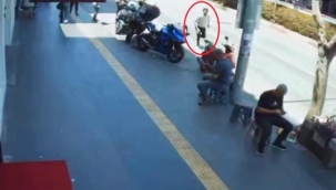 Uygulama noktasında durdurulan sürücü, motosikleti ve arkadaşını bırakıp kaçtı