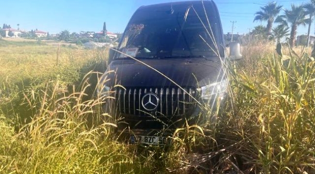 Yola fırlayan köpeğe çarpmamak için direksiyonu tarlaya kırdı: 2 turist yaralı