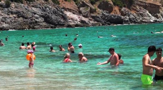 Alanya'da aşırı sıcaklar sahilleri doldurdu