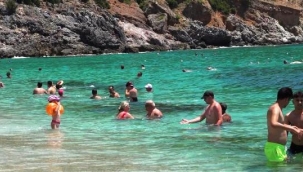 Alanya'da aşırı sıcaklar sahilleri doldurdu