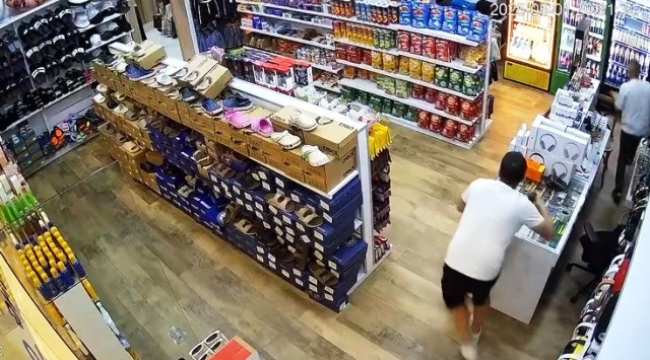 Alanya'da depremden kaçarken elindeki çayını bırakmadı