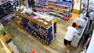 Alanya'da depremden kaçarken elindeki çayını bırakmadı