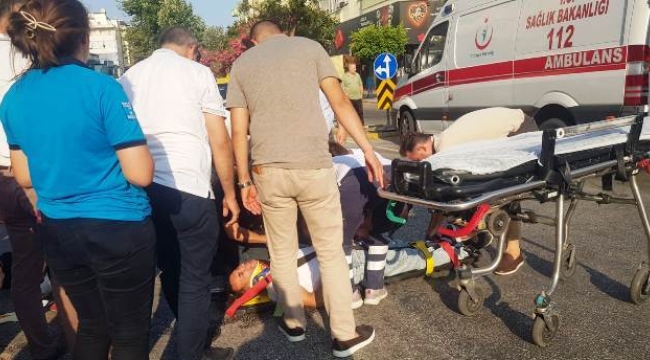 Alanya'da kamyonla çarpışan motosikletteki 2 kişi yaralandı