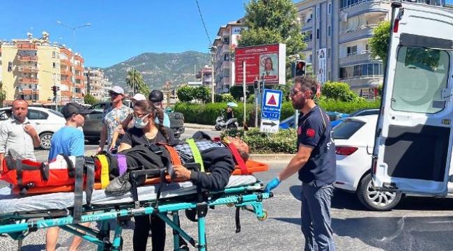 Alanya'da motosiklet ile otomobil çarpıştı: 1 yaralı
